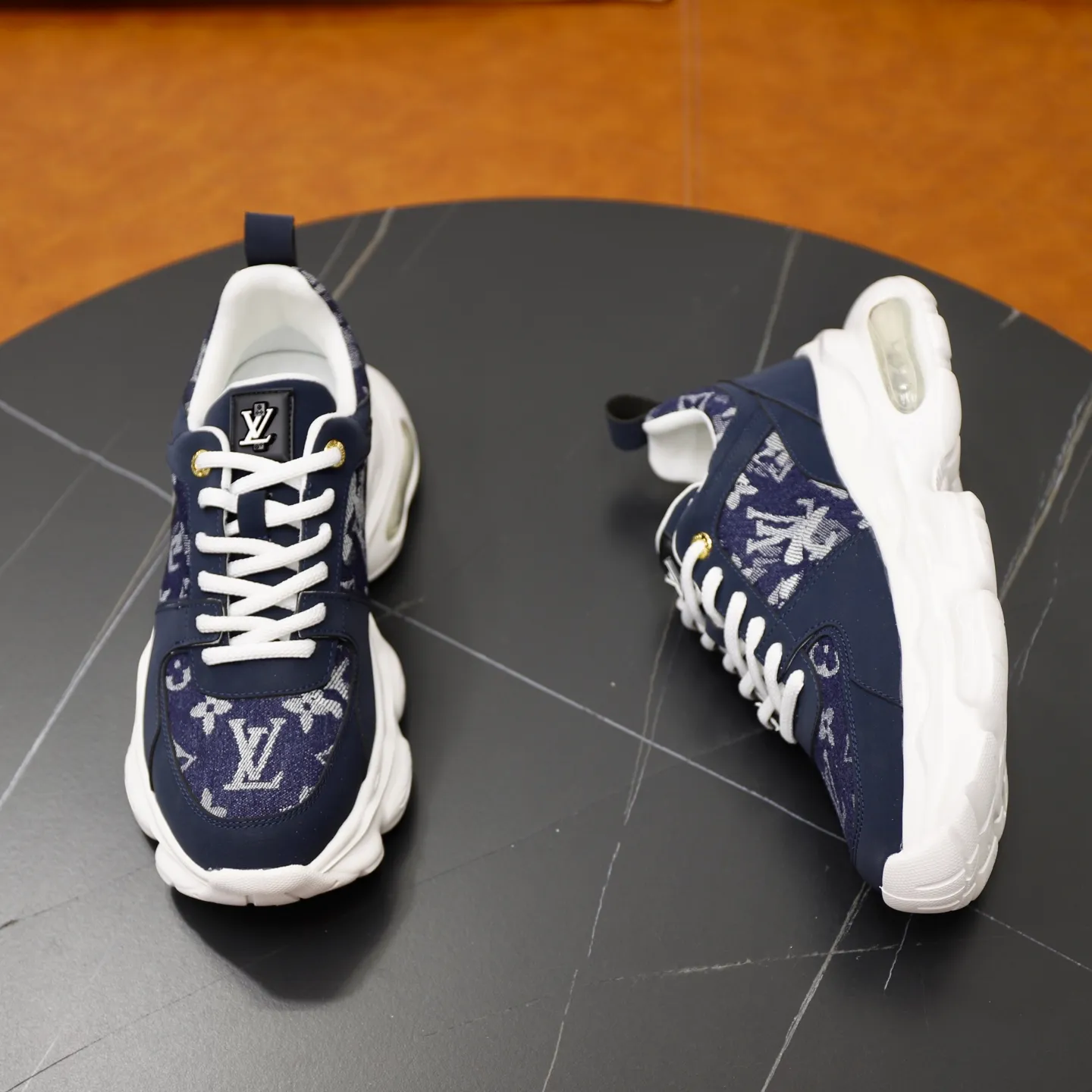 Ex-factory price: 462💰🙅‍♂️🙅‍♂️🙅‍♂️ Brand: Louis Vuitton Standard code: 38-44 (45 customized) Grade: Same as the official website Material: Original cowhide splicing fabric Comfortable and breathable lining Lightweight, soft and wear-resistant outsole Style category: Men's fashionable casual shoes Running sneakers Distinguished luxury brand elements Top luxury Color: actual picture color